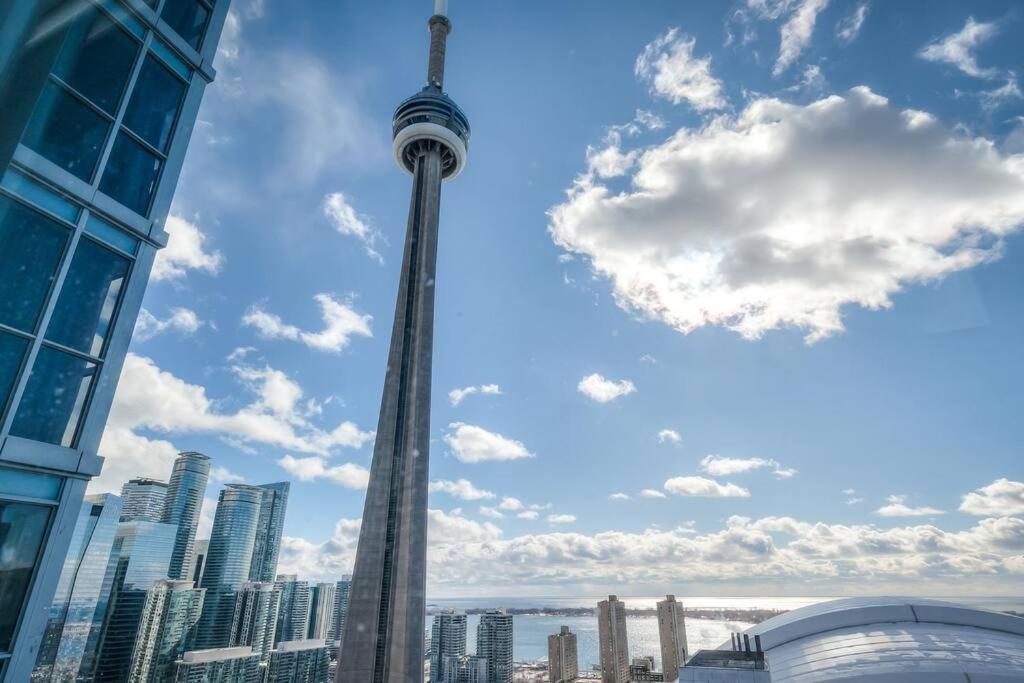 3 Bedroom Beside Cn Tower With Parking Downtown Toronto Exterior photo